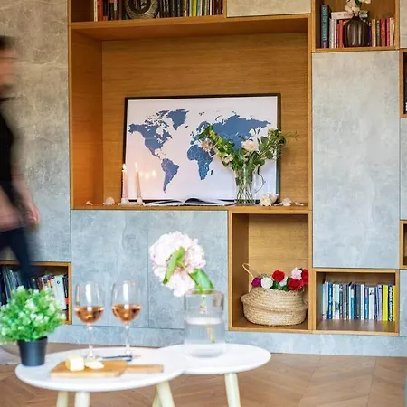 Chic 1br - Amzei Square * 布加勒斯特