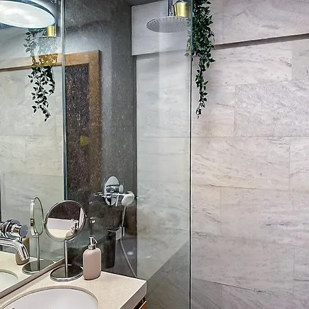 Chic 1br - Amzei Square Apartman *