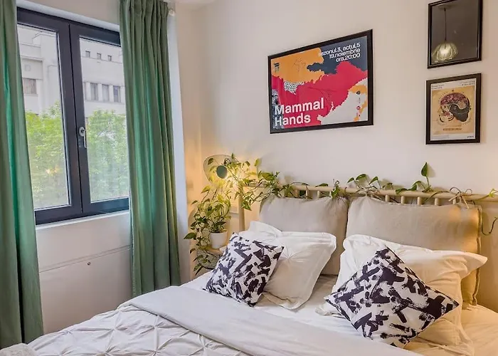 Chic 1br - Amzei Square Apartman *